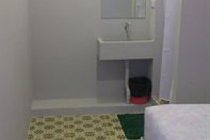 Room 32 of 38