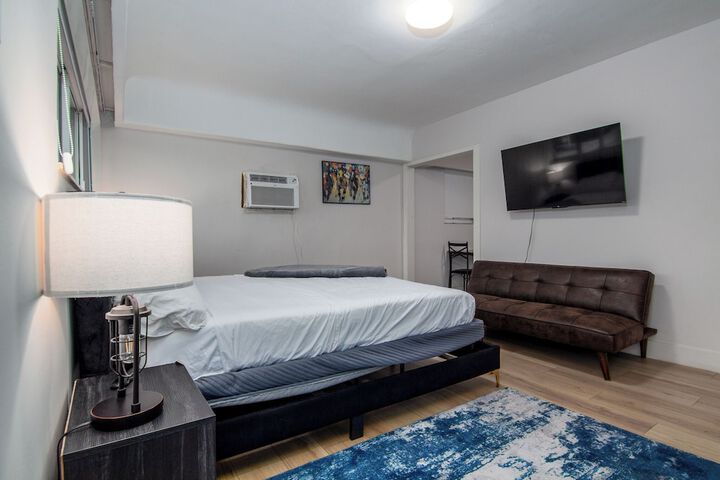 Deluxe Studio 1 King Bed (4 of 10)