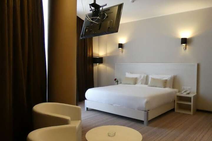 Room 3 of 35