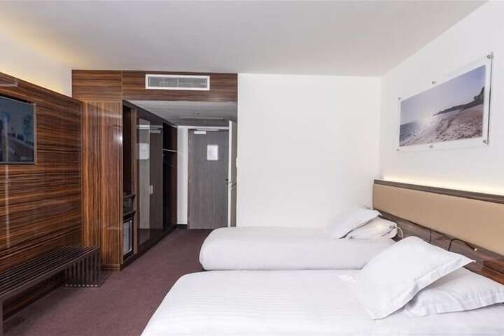 Room 42 of 114