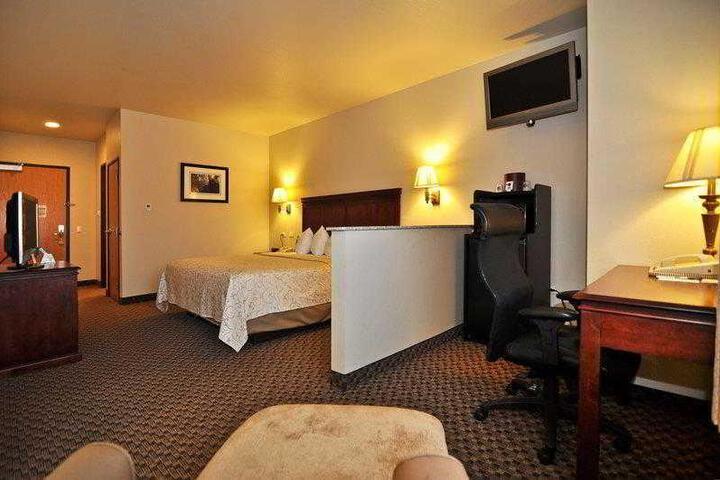 Standard King Bed Accessible (2 of 14)