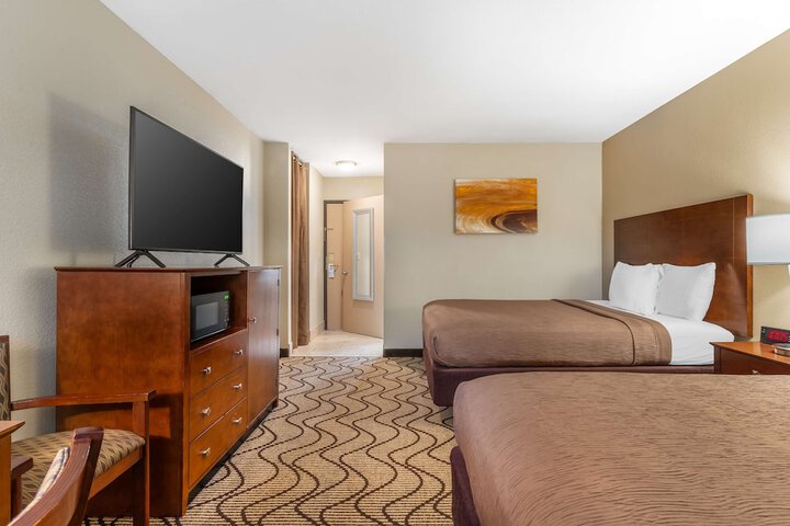 2 Queen Beds Microwave and Refrigerator WiFi Full Breakfast (1 of 5)