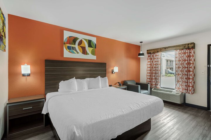 1 King Bed Microwave and Refrigerator WiFi Continental Breakfast (6 of 34)