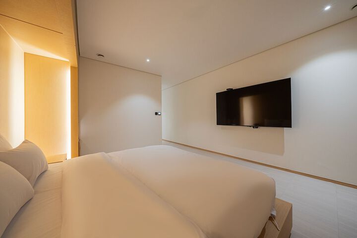 Room 17 of 104