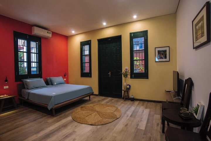 Room 4 of 16