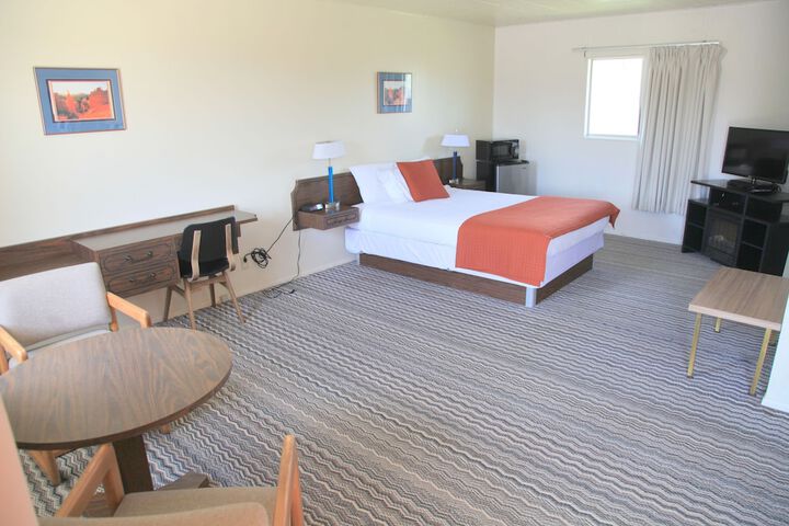 Room 6 of 33