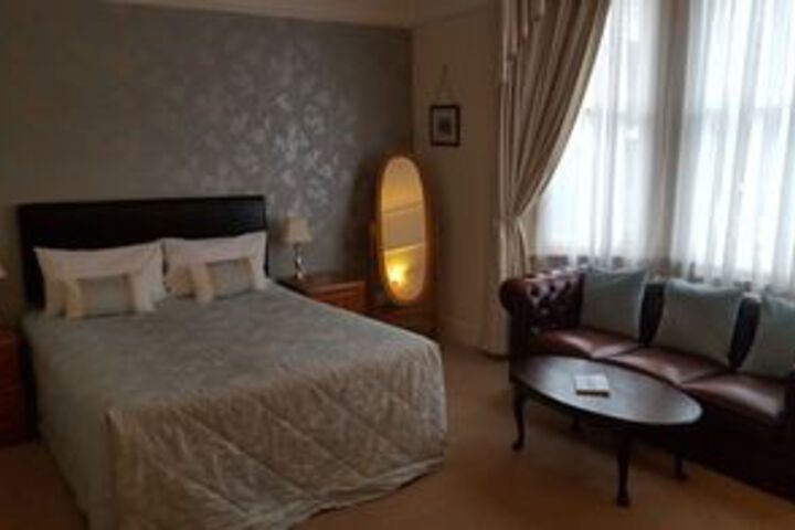 Room 4 of 6
