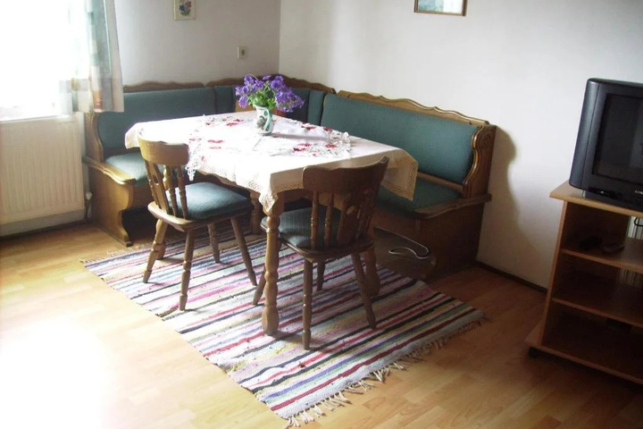 Room 2 of 10