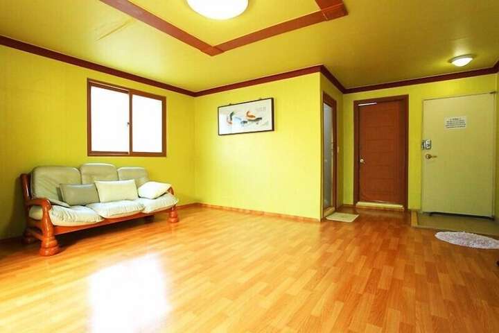 Room 12 of 28