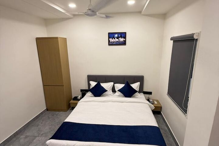 Room 4 of 20