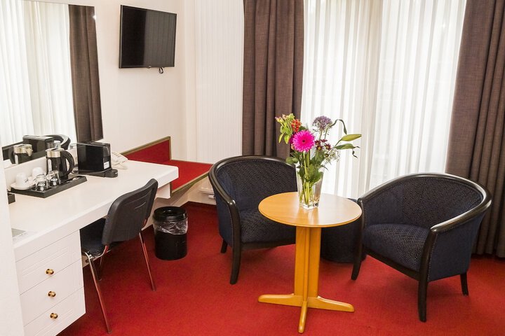 Room 8 of 105