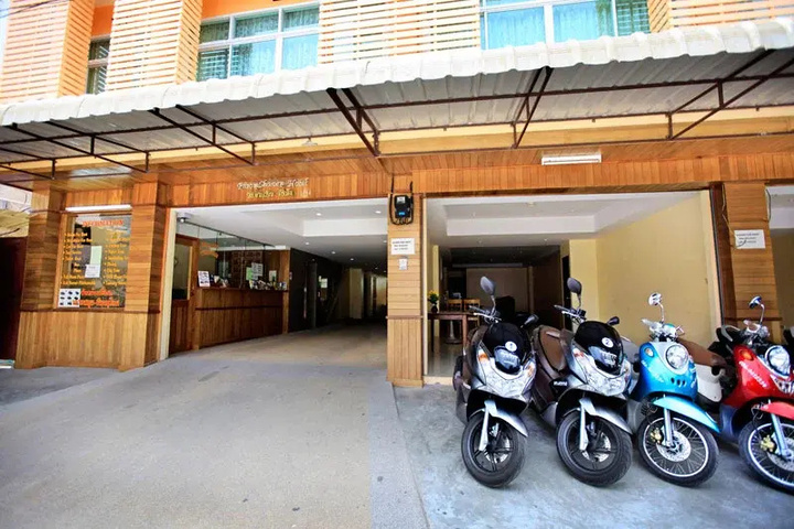 Phromcharoen Hotel