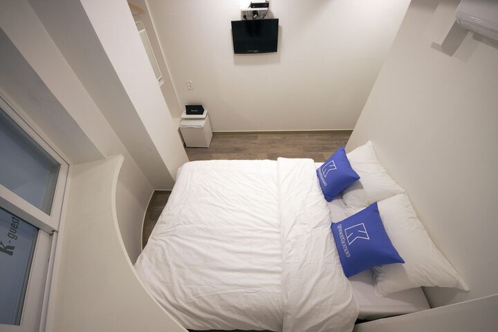 Room 9 of 43