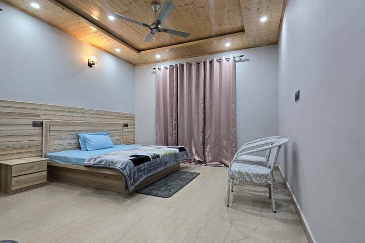 Room 2 of 8