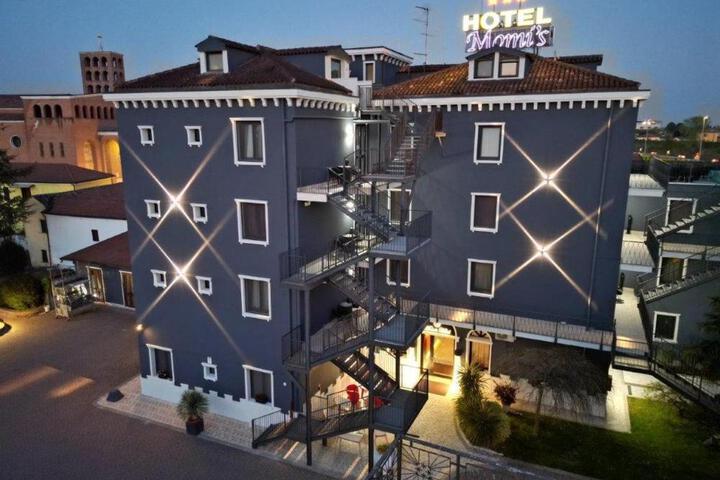 Momis Hotel