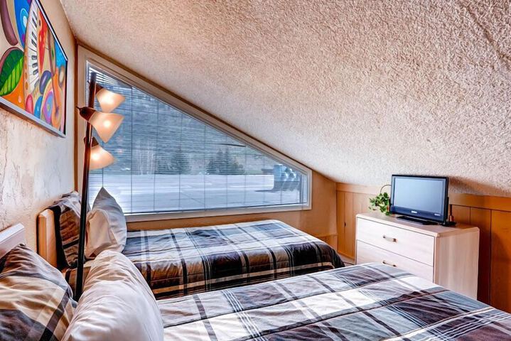 Room 2 of 85