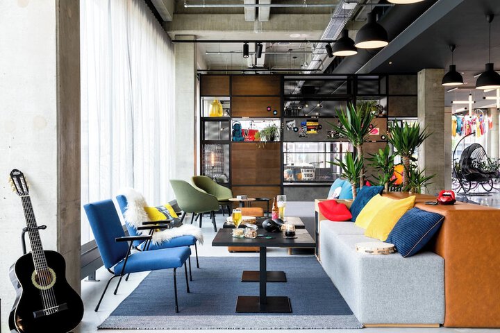 Lobby lounge