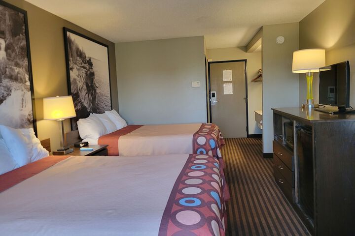 1 Queen Bed (5 of 18)