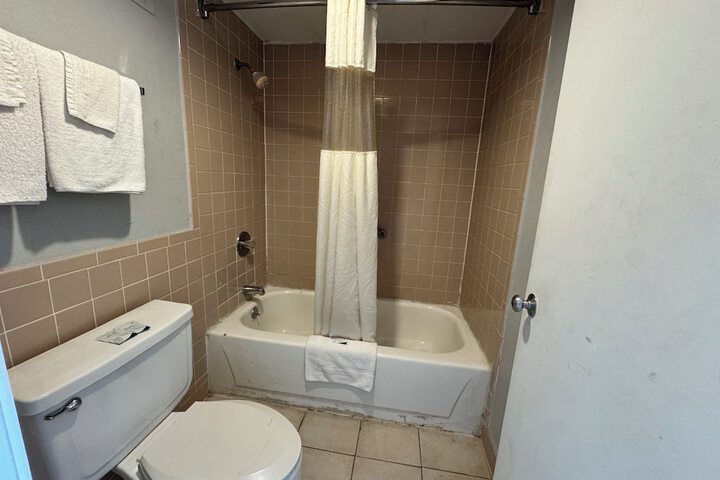 Room 4 of 7