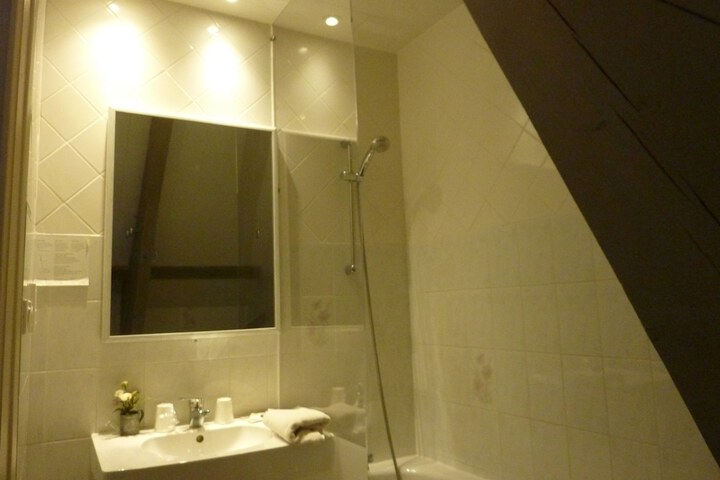 Room 35 of 61