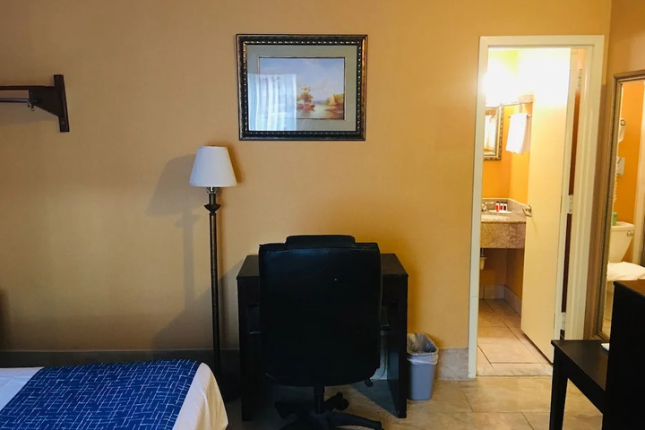 Room 6 of 17
