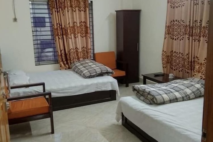 Room 4 of 9