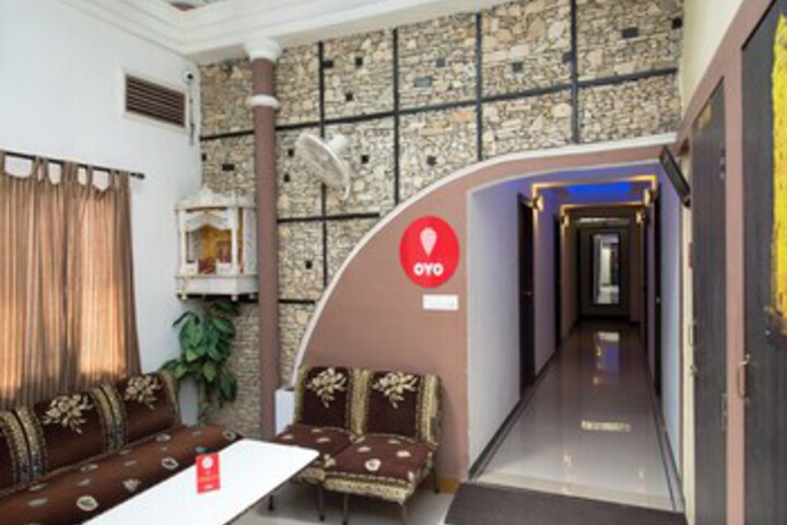 OYO 13225 Home Cozy Stay Bhupalpura