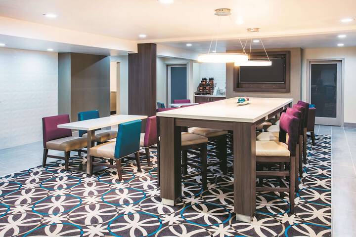 Breakfast/Coffee Service 25 of 30