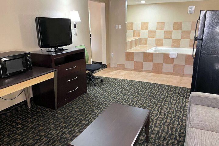 King Room Disability Accessible (6 of 7)