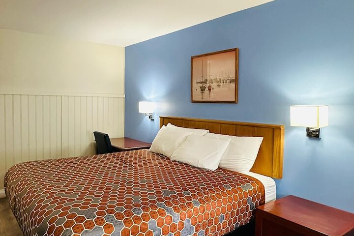 1 King Bed (10 of 11)
