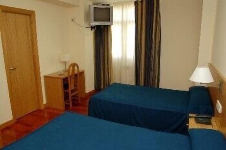 Room 6 of 34