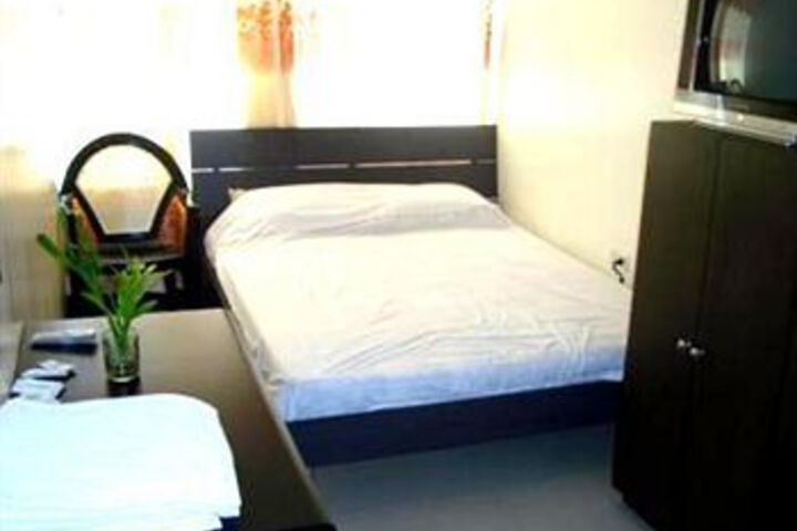 Room 6 of 19