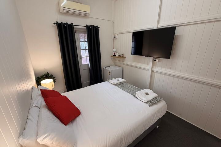 Room 3 of 10