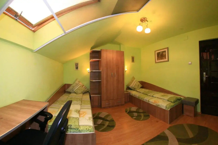 Room 9 of 12