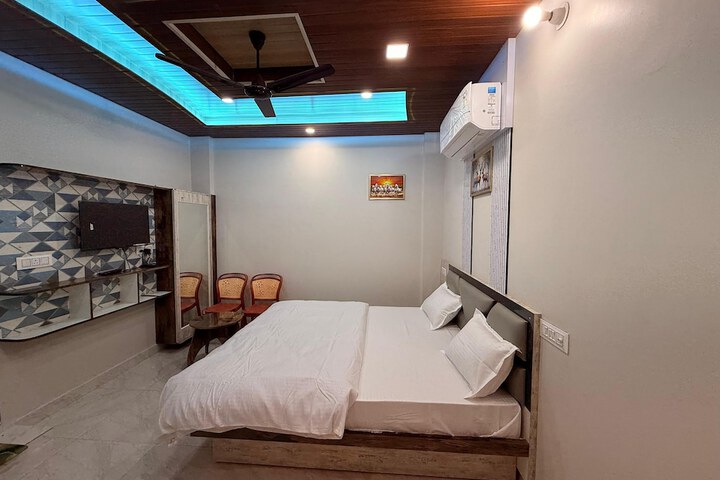 Room 5 of 33