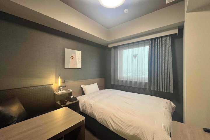 Room 12 of 37