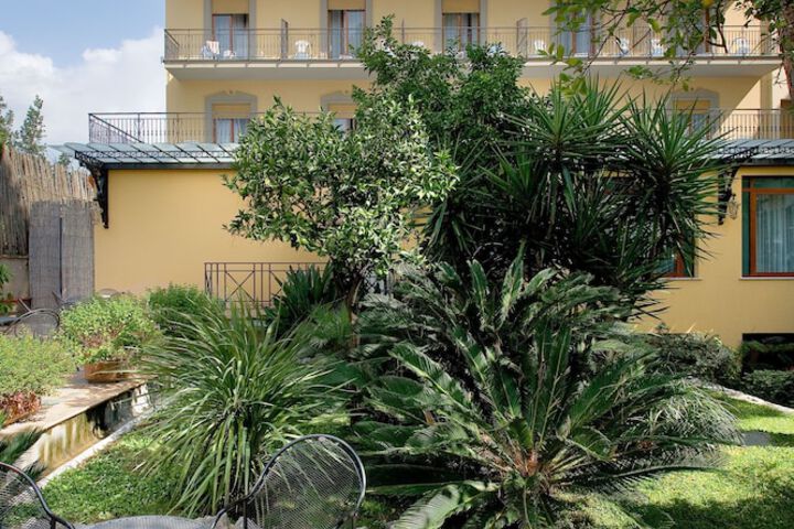 Hotel Exterior 72 of 86