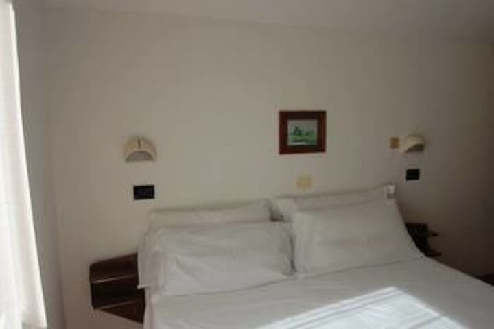 Room 25 of 46