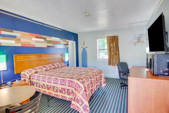 1 Queen Bed (6 of 10)