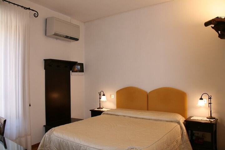 Room 6 of 61