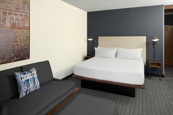 Room 13 of 33