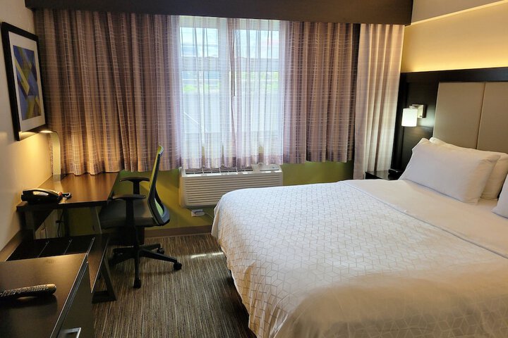 1 King Bed (5 of 7)