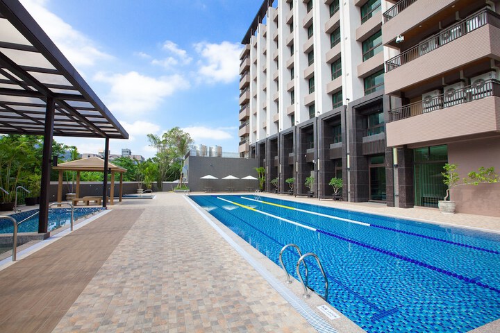 Pool 14 of 32