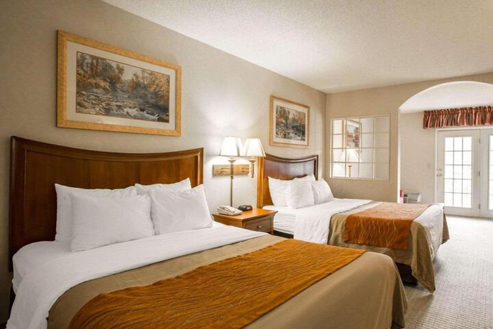 2 Queen Beds River View Balcony (6 of 11)