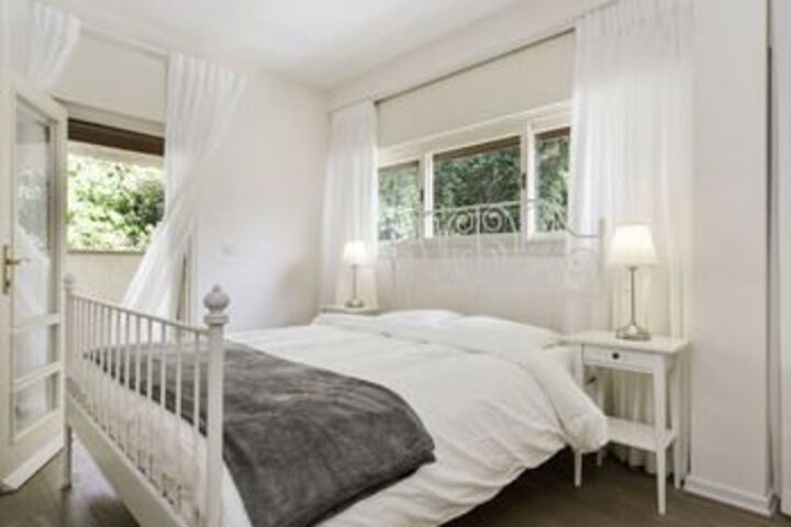 Room 6 of 25