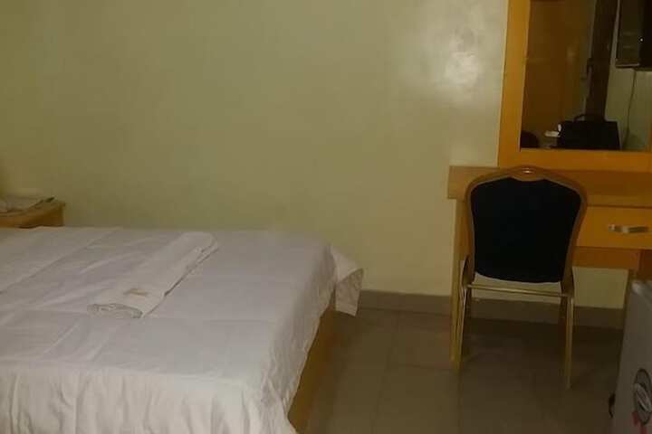 Room 2 of 28