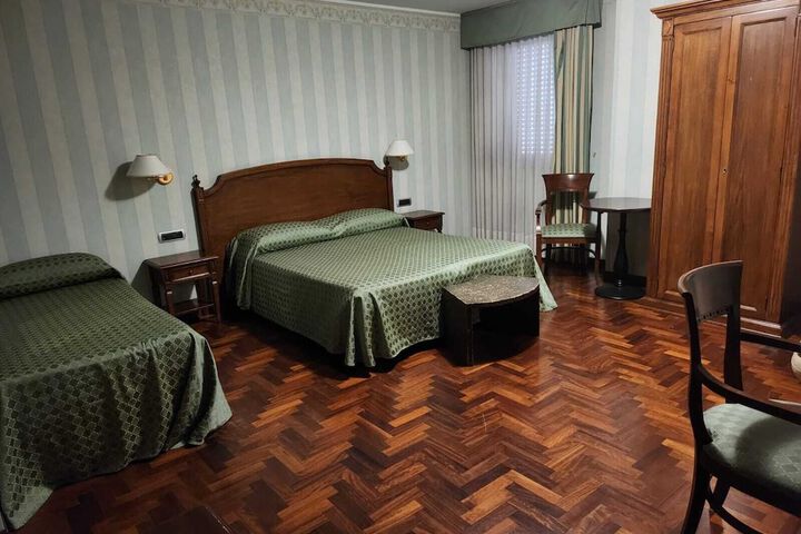Room 8 of 16