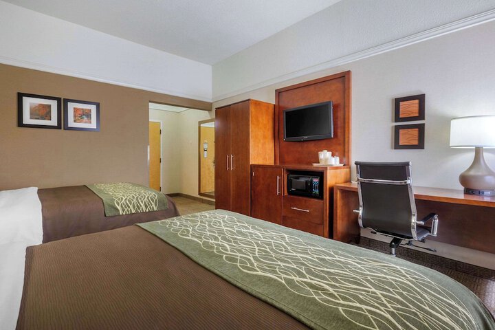 1 Queen Bed Accessible (1 of 24)
