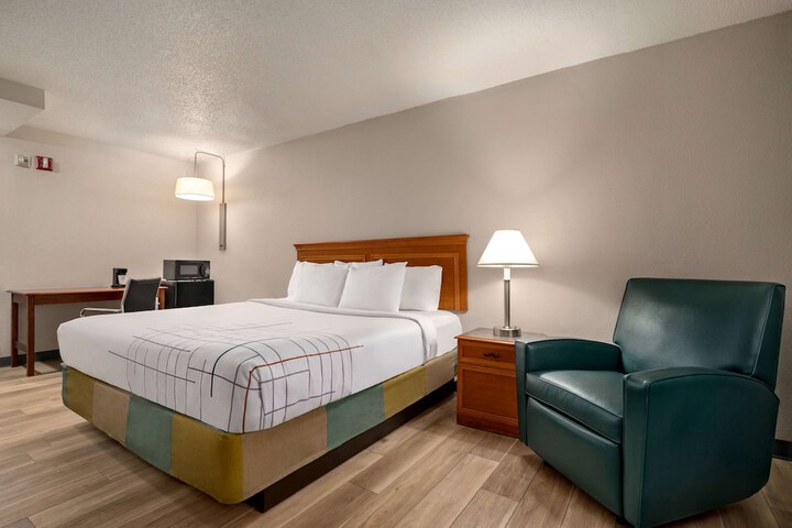 1 King Bed Accessible (5 of 23)