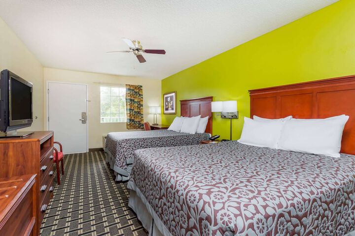 2 Queen Beds (2 of 10)